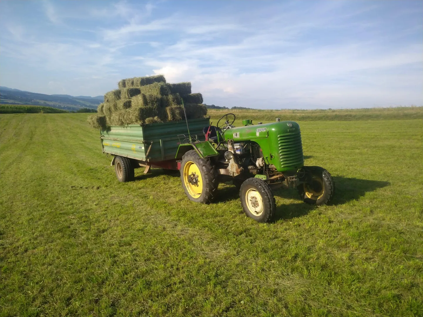 Vielfalt auf unseren Feldern und Wiesen. Traktor auf dem Feld